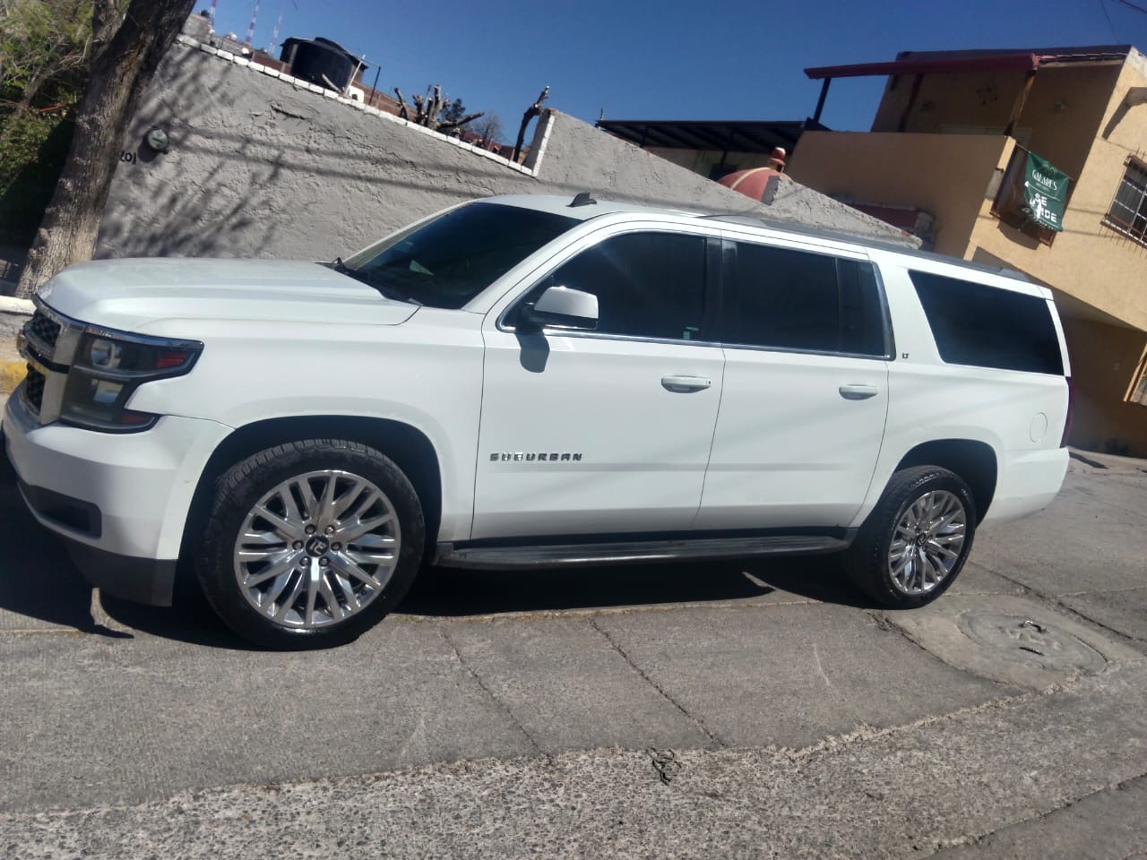 2015-chevrolet-suburban-lt - Imagen Principal