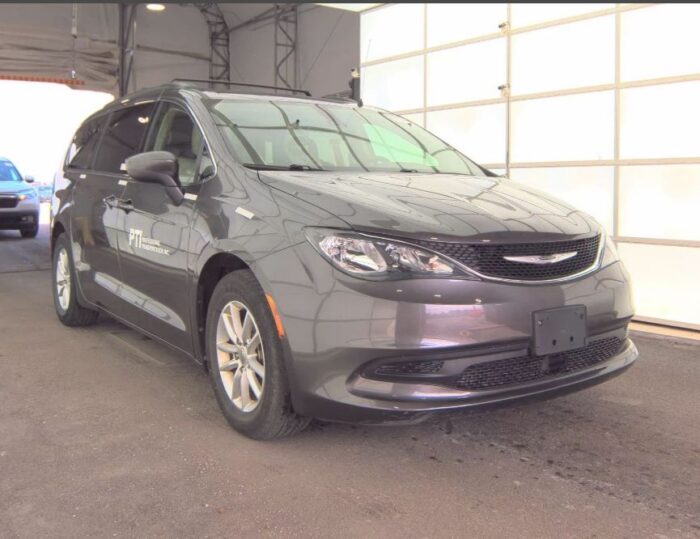 2021-chrysler-voyager-lxi - Galería